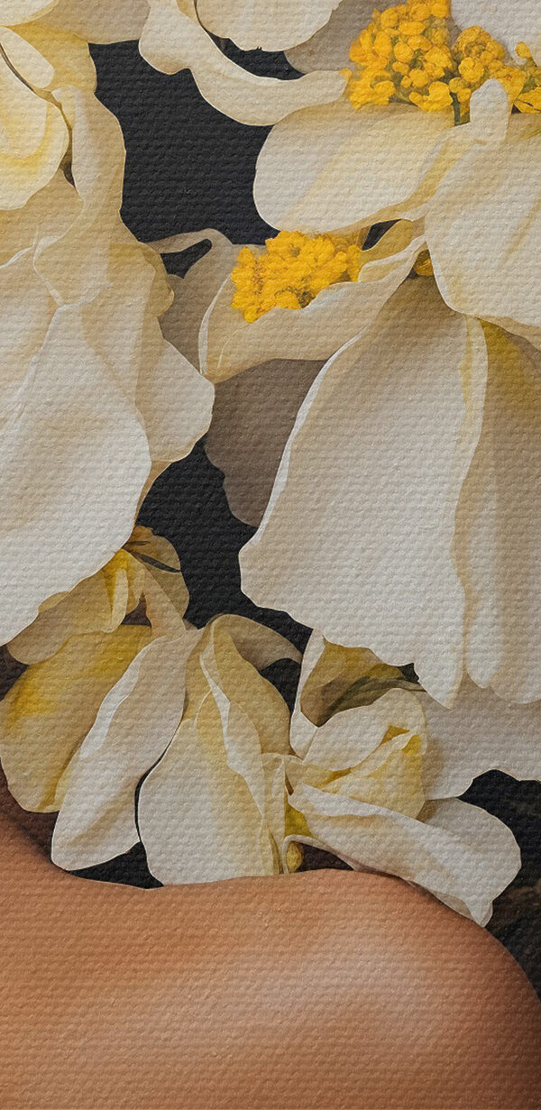Eine Frau mit Blumen über dem Kopf Eine Frau mit Blumen über dem Kopf