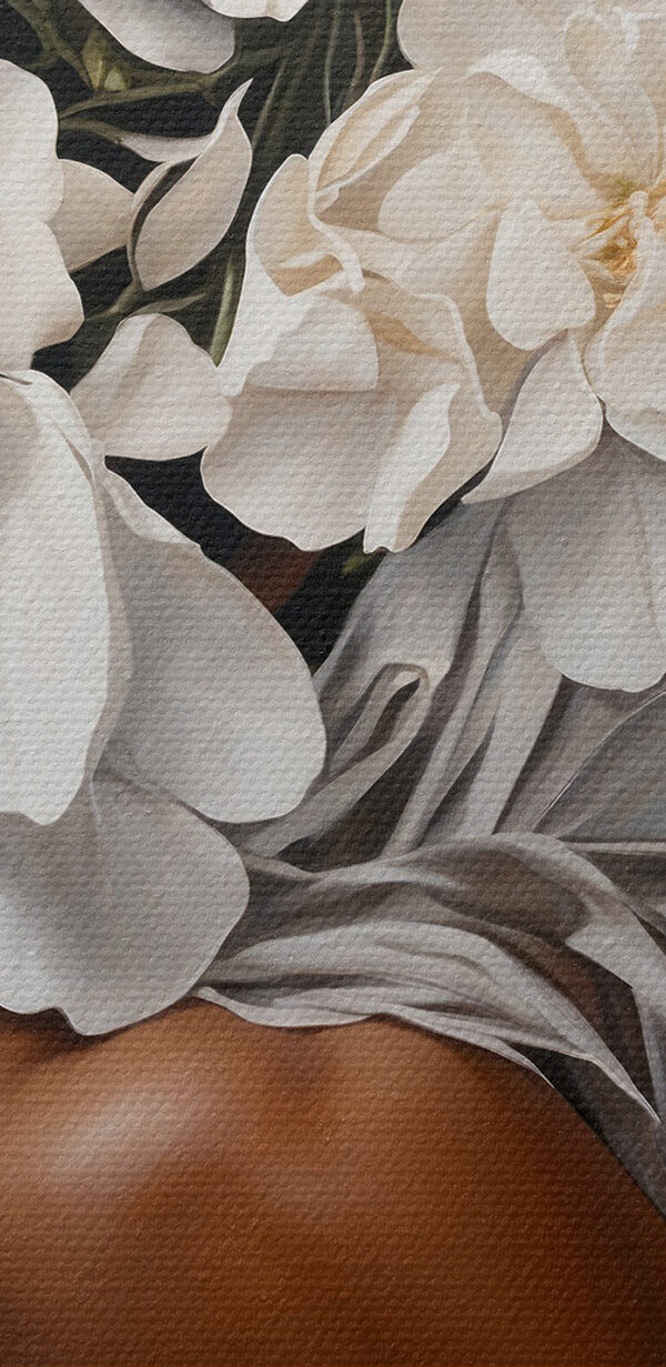Eine Frau mit weißen Blumen auf dem Kopf Eine Frau mit weißen Blumen auf dem Kopf