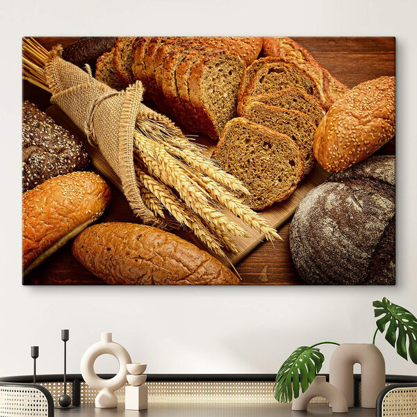 Eine Gruppe von Brot auf einem Schneidebrett Eine Gruppe von Brot auf einem Schneidebrett