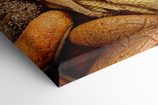 Eine Gruppe von Brot auf einem Schneidebrett Eine Gruppe von Brot auf einem Schneidebrett