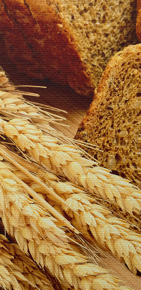 Eine Gruppe von Brot auf einem Schneidebrett Eine Gruppe von Brot auf einem Schneidebrett