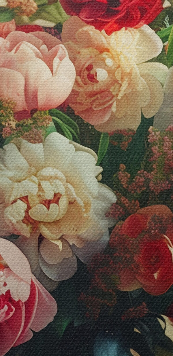 Eine Vase mit Blumen auf einem Tisch Eine Vase mit Blumen auf einem Tisch