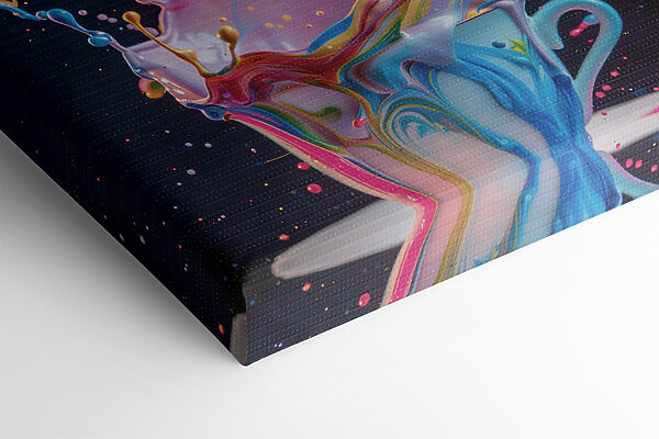 Eine bunte Flüssigkeit spritzt in eine Tasse Eine bunte Flüssigkeit spritzt in eine Tasse