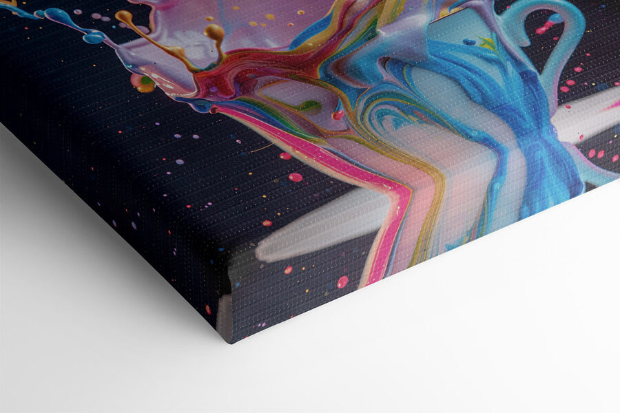 Eine bunte Flüssigkeit spritzt in eine Tasse