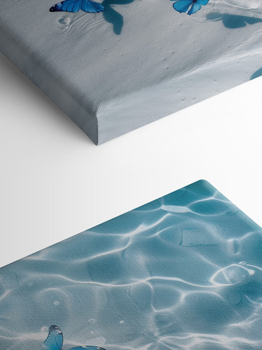 Eine Gruppe von blauen Schmetterlingen, die auf dem Wasser schwimmen Eine Gruppe von blauen Schmetterlingen, die auf dem Wasser schwimmen