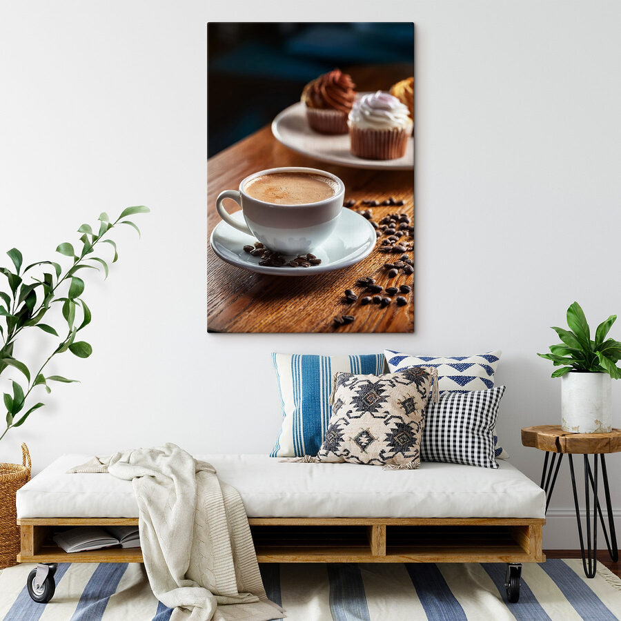 Tasse Kaffee und Muffins auf einem Tisch