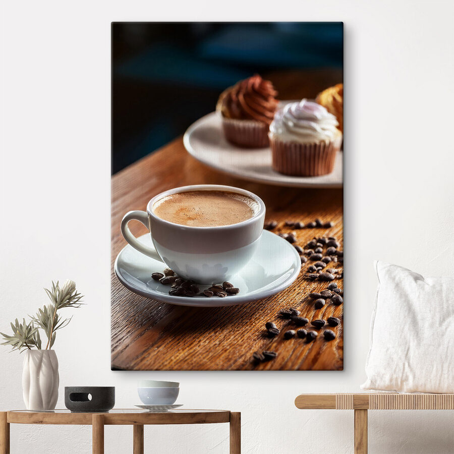Tasse Kaffee und Muffins auf einem Tisch