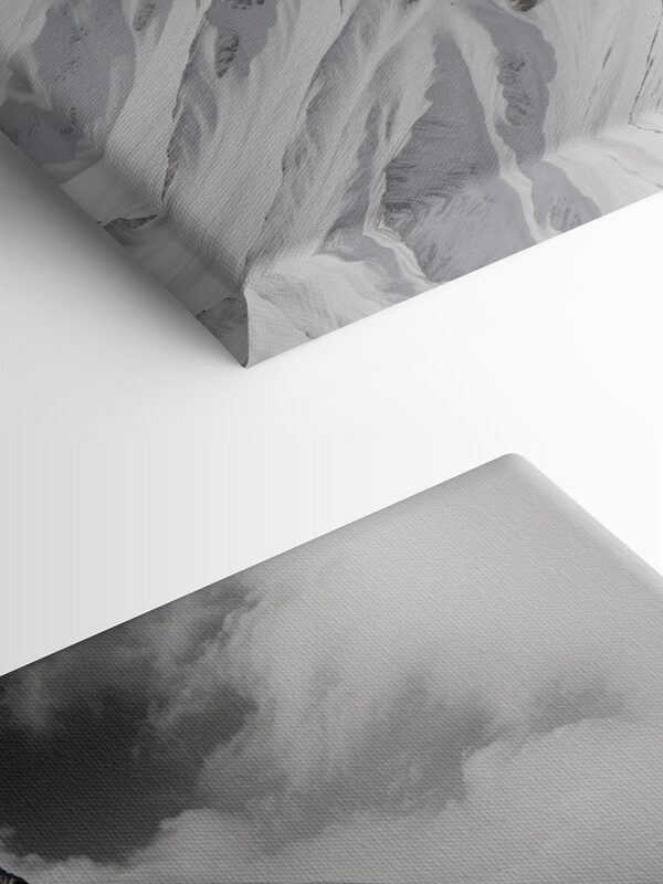 Berg mit Schnee und Wolken Berg mit Schnee und Wolken