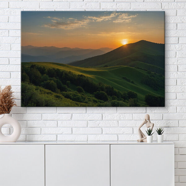 Sonnenuntergang über einem grünen Hügel Sonnenuntergang über einem grünen Hügel