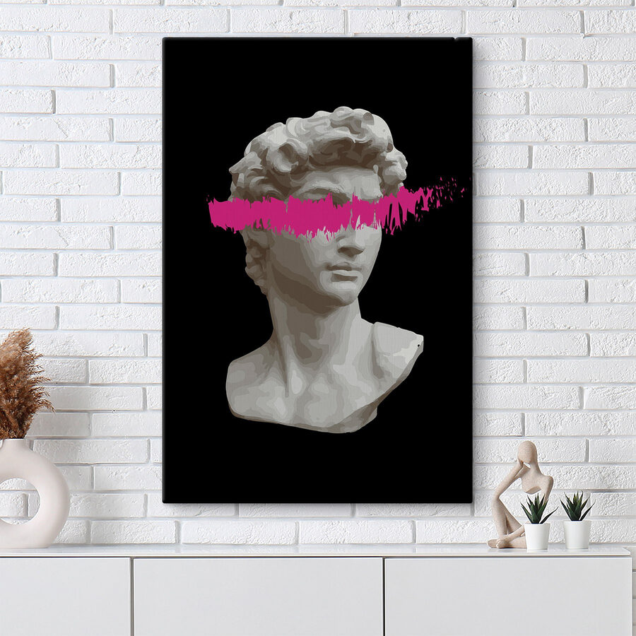 Eine Statue eines Mannes mit einer rosa Linie Eine Statue eines Mannes mit einer rosa Linie