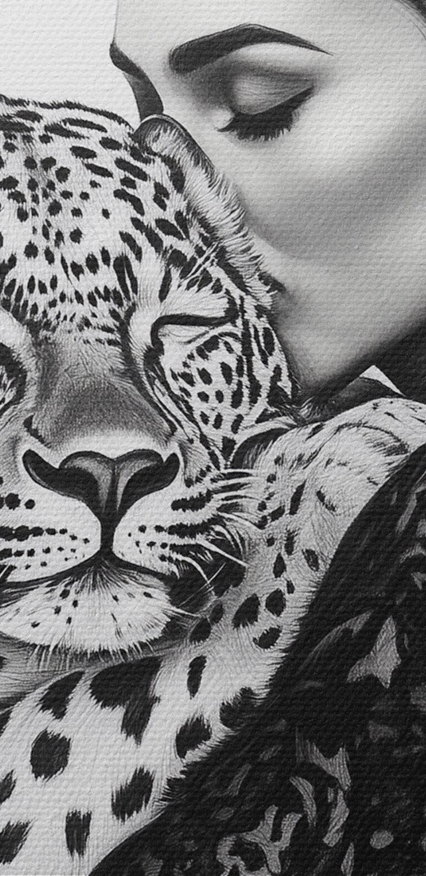 Frau, die einen Leoparden umarmt