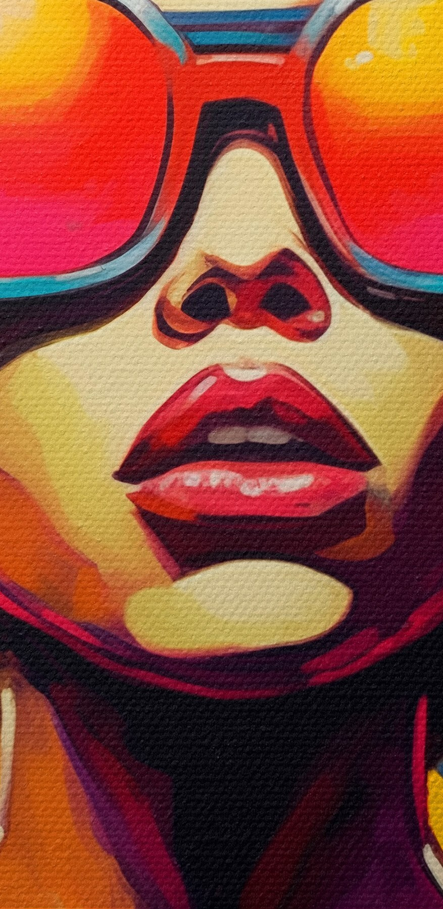 Frau mit großem Afro und Sonnenbrille