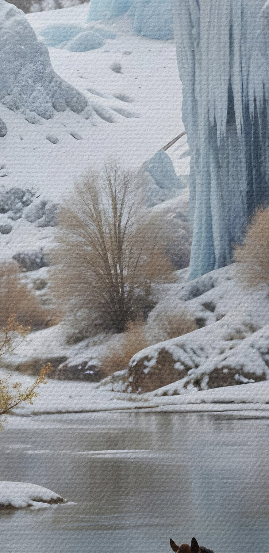 Ein Pferd steht im Schnee neben einem Gewässer