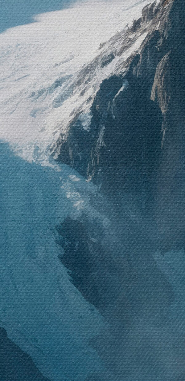Verschneiter Berg mit Bäumen und Schnee Verschneiter Berg mit Bäumen und Schnee