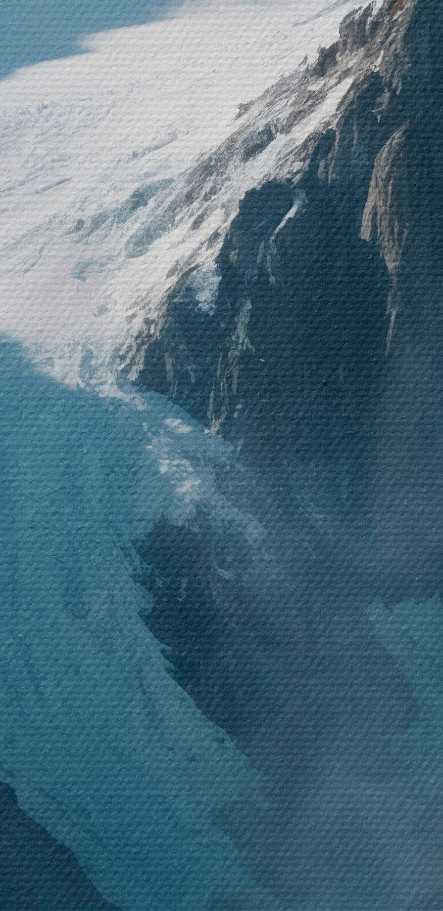 Verschneiter Berg mit Bäumen und Schnee