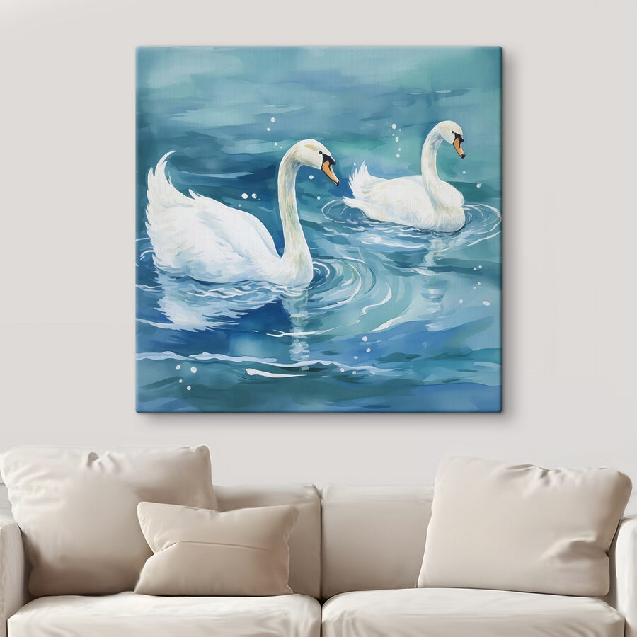 Zwei Schwäne schwimmen im Wasser