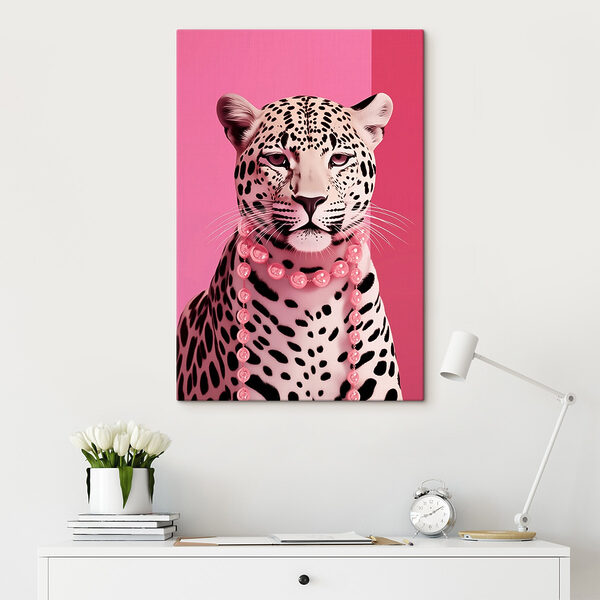 Leopard mit einer Halskette Leopard mit einer Halskette
