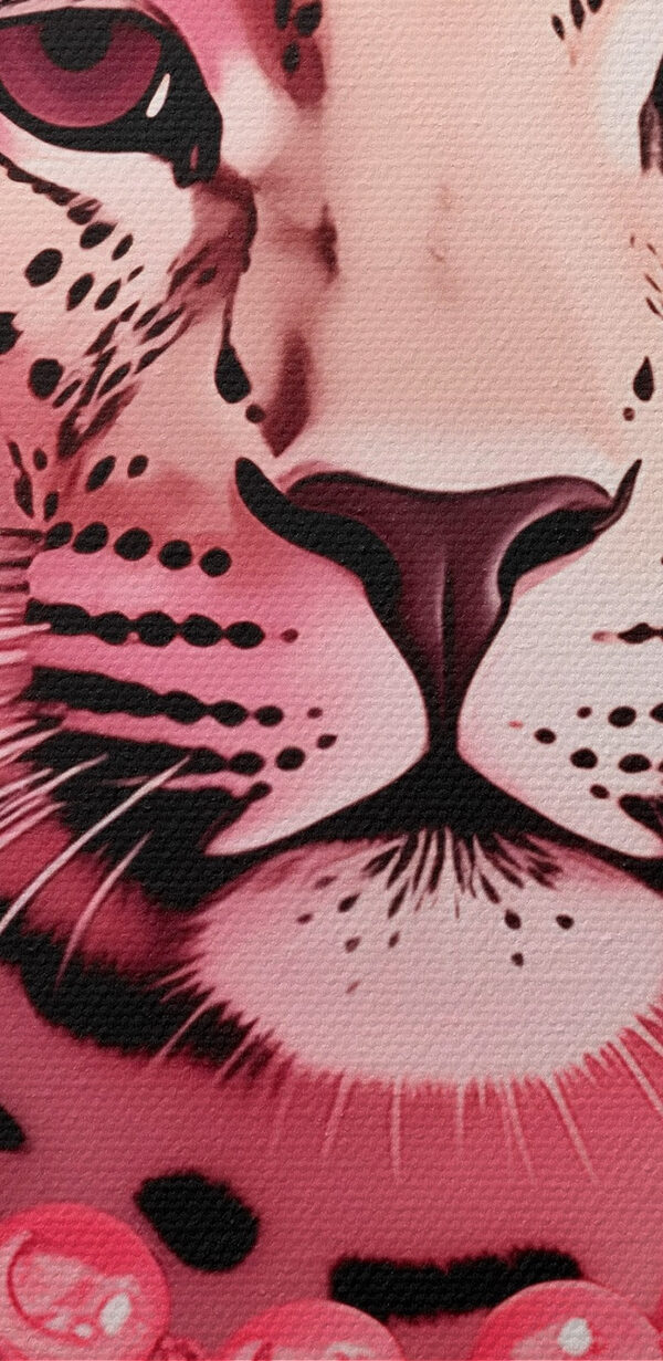 Leopard mit einer Halskette Leopard mit einer Halskette