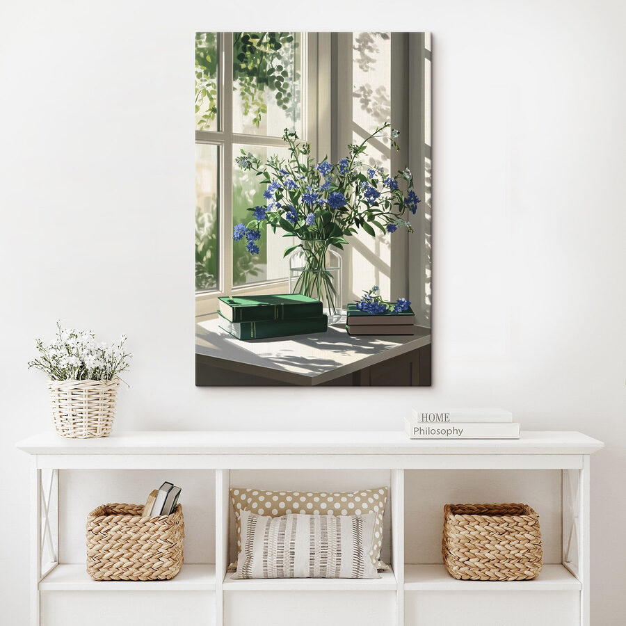 Vase mit Blumen vor einem Fenster