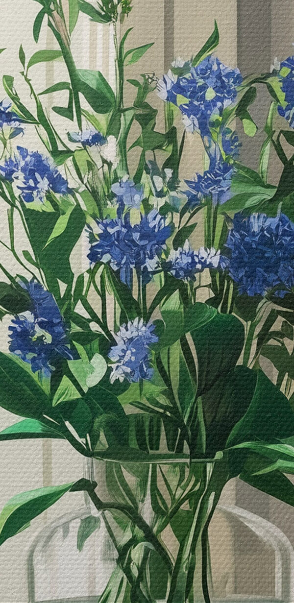 Vase mit Blumen vor einem Fenster Vase mit Blumen vor einem Fenster