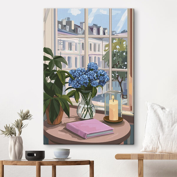 Vase mit Blumen und einer Kerze vor einem Fenster Vase mit Blumen und einer Kerze vor einem Fenster