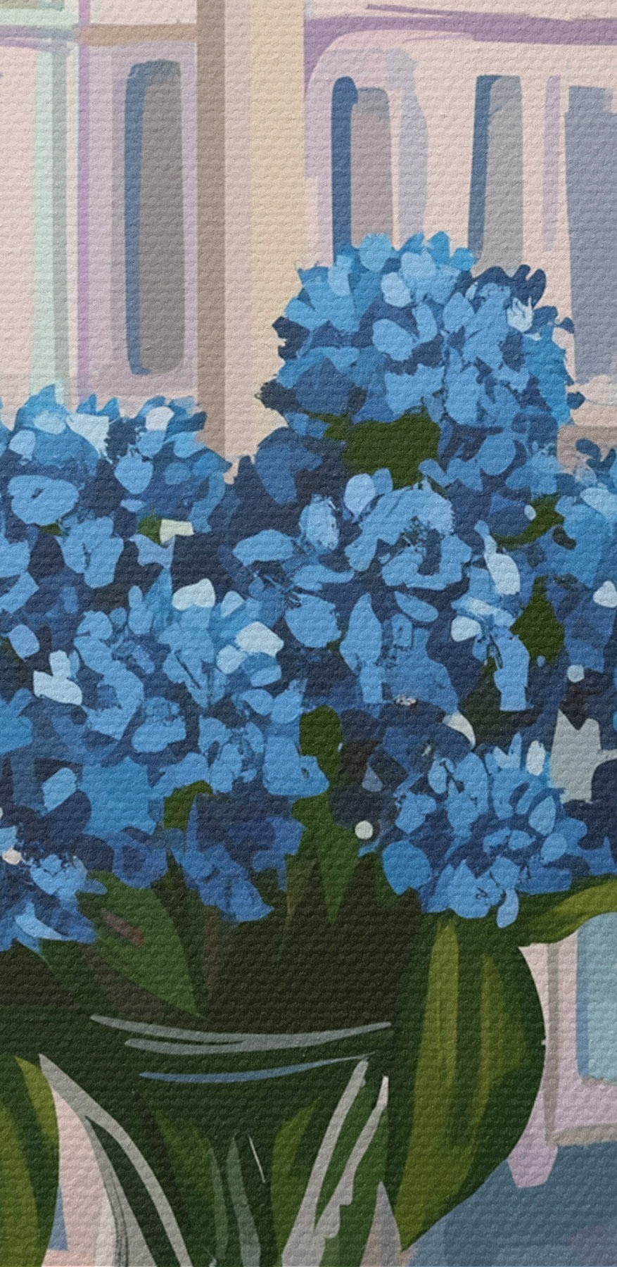 Vase mit Blumen und einer Kerze vor einem Fenster
