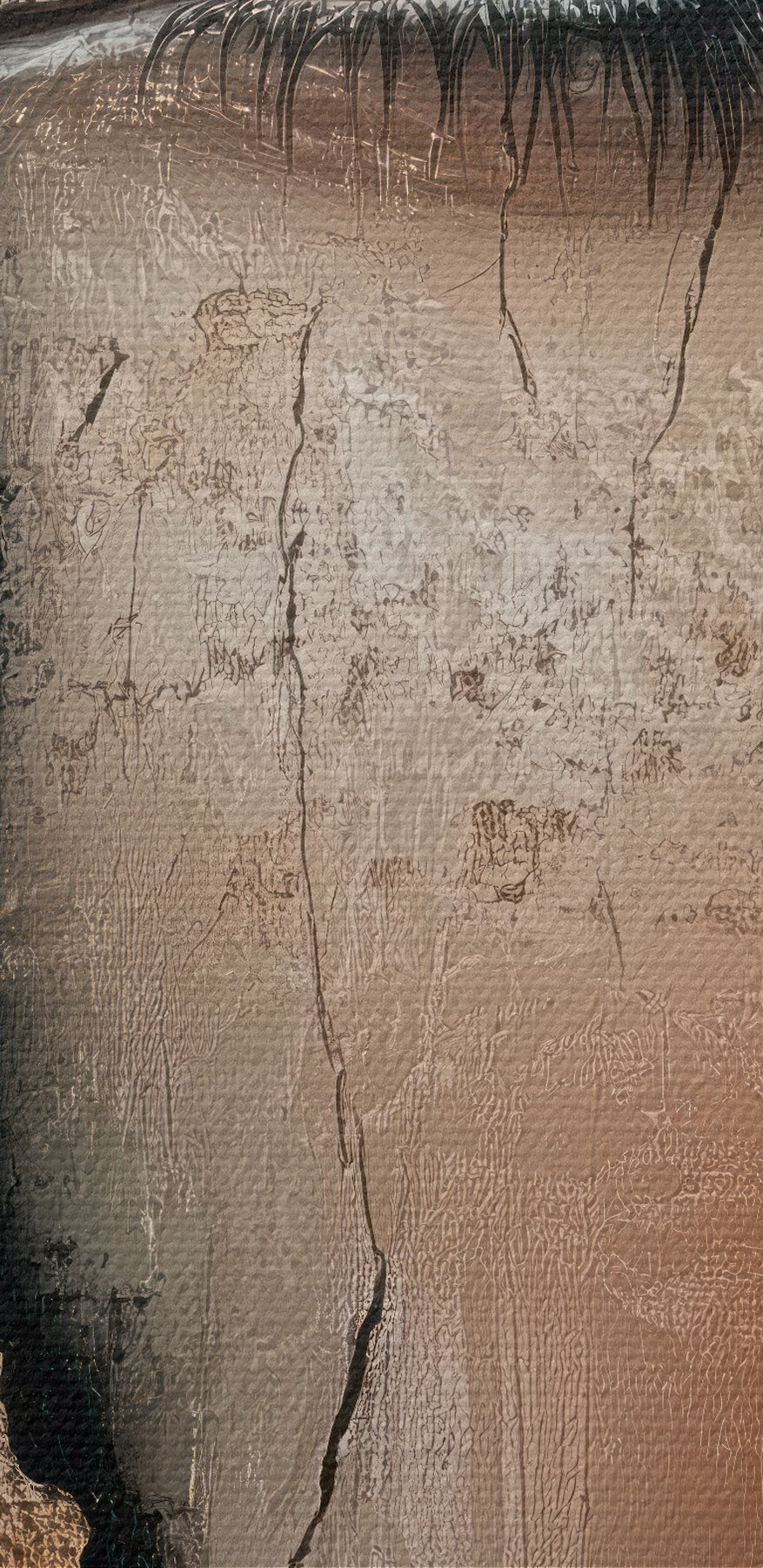 Frau’s Gesicht mit einer rissigen Wand