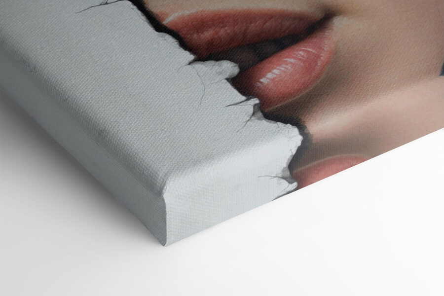 Frau’s Gesicht mit einem zerrissenen Papier