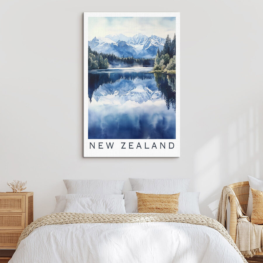Aquarell eines Sees mit Bäumen und Bergen im Hintergrund