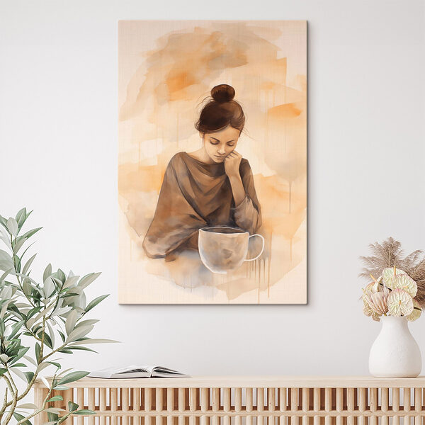 Frau mit der Hand im Gesicht, die auf eine Tasse Kaffee hinunterschaut Frau mit der Hand im Gesicht, die auf eine Tasse Kaffee hinunterschaut