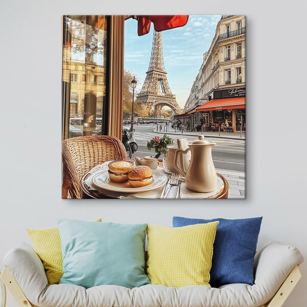 Tisch mit Essen darauf und ein Tisch mit einem Turm im Hintergrund Tisch mit Essen darauf und ein Tisch mit einem Turm im Hintergrund