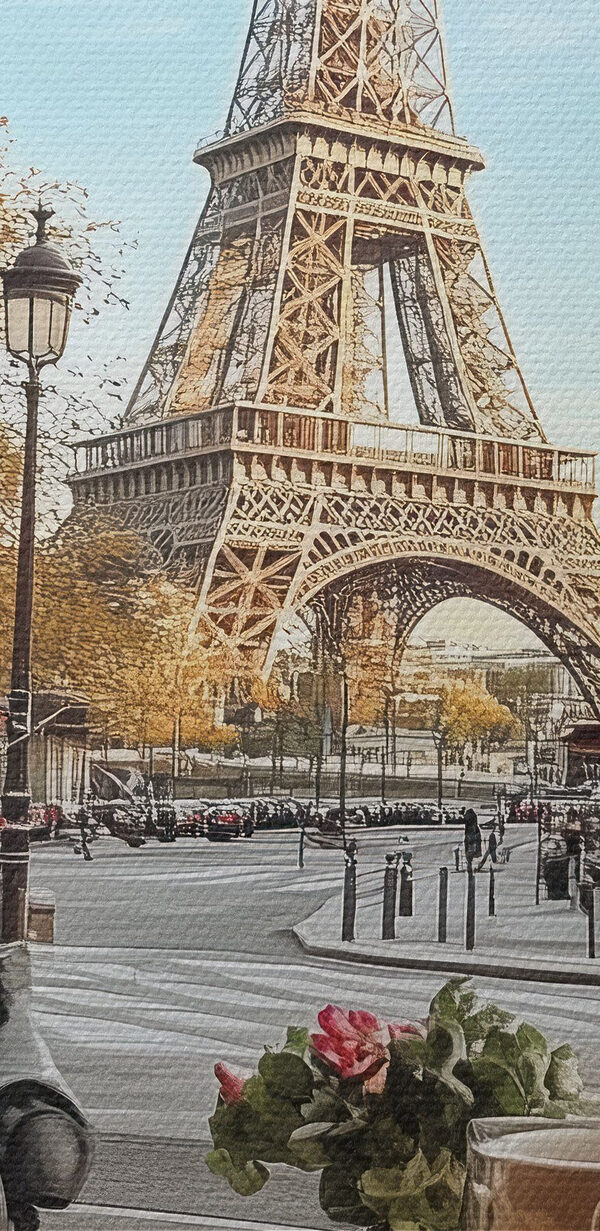 Tisch mit Essen darauf und ein Tisch mit einem Turm im Hintergrund Tisch mit Essen darauf und ein Tisch mit einem Turm im Hintergrund