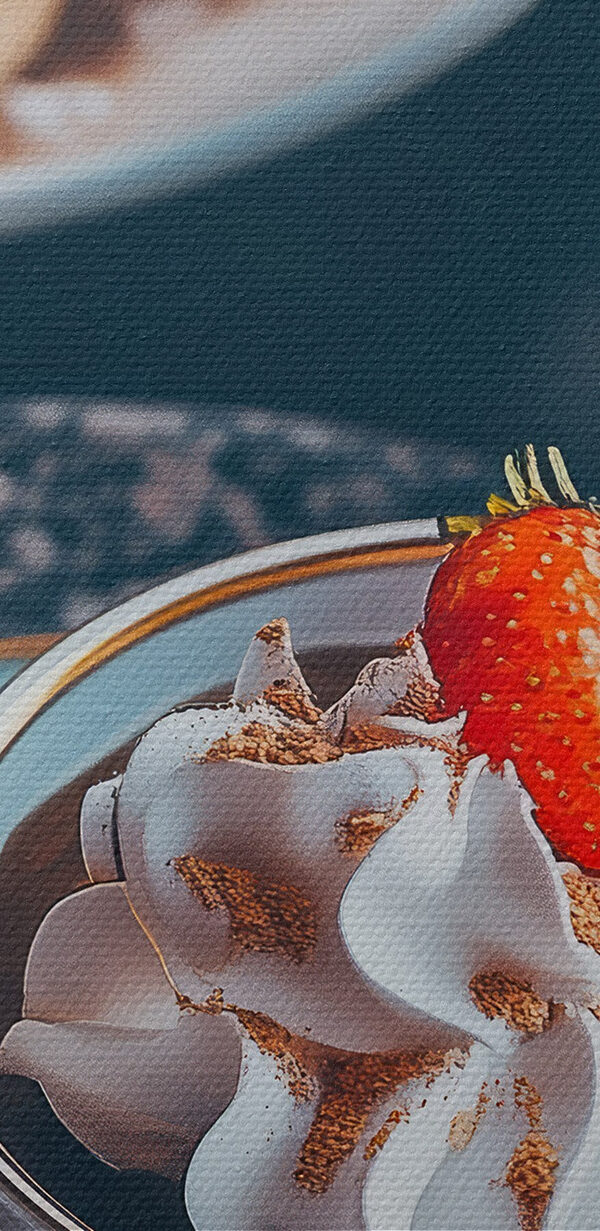 Tasse Kaffee mit Schlagsahne und Erdbeeren Tasse Kaffee mit Schlagsahne und Erdbeeren