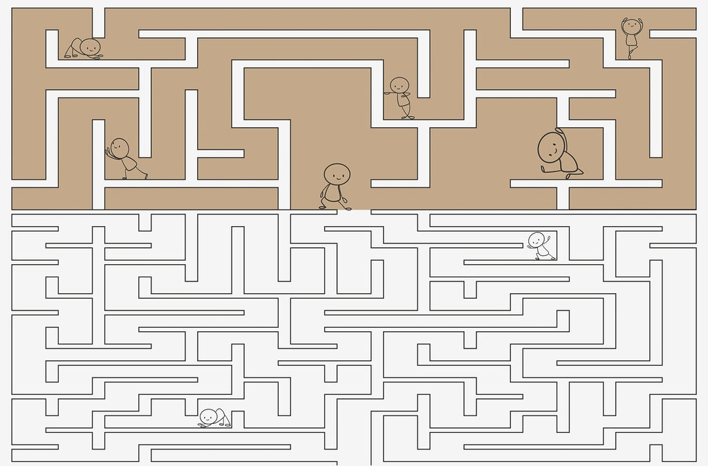 Labyrinthspiel mit Menschen, die auf der Wand laufen Labyrinthspiel mit Menschen, die auf der Wand laufen