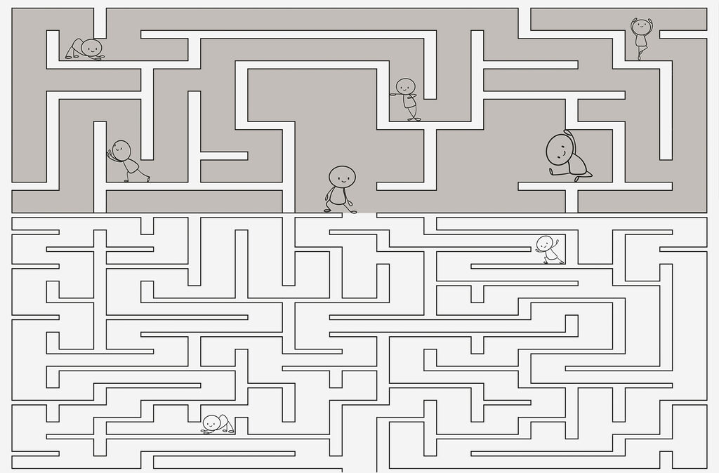 Labyrinth mit Menschen, die auf dem Boden laufen Labyrinth mit Menschen, die auf dem Boden laufen