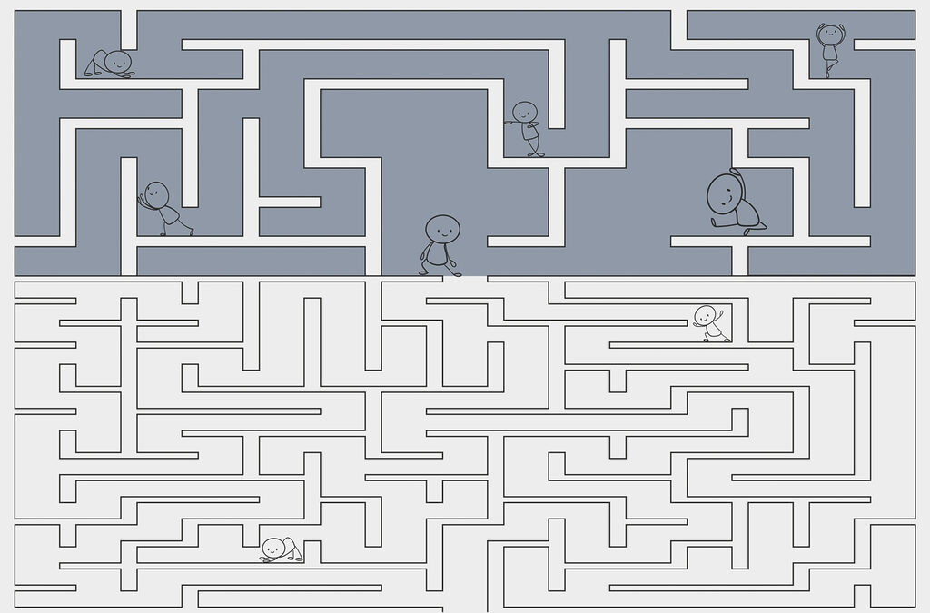 Labyrinth mit Menschen, die auf dem Boden laufen Labyrinth mit Menschen, die auf dem Boden laufen