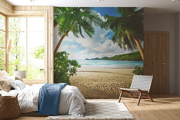 Strand mit Palmen und blauem Wasser Strand mit Palmen und blauem Wasser
