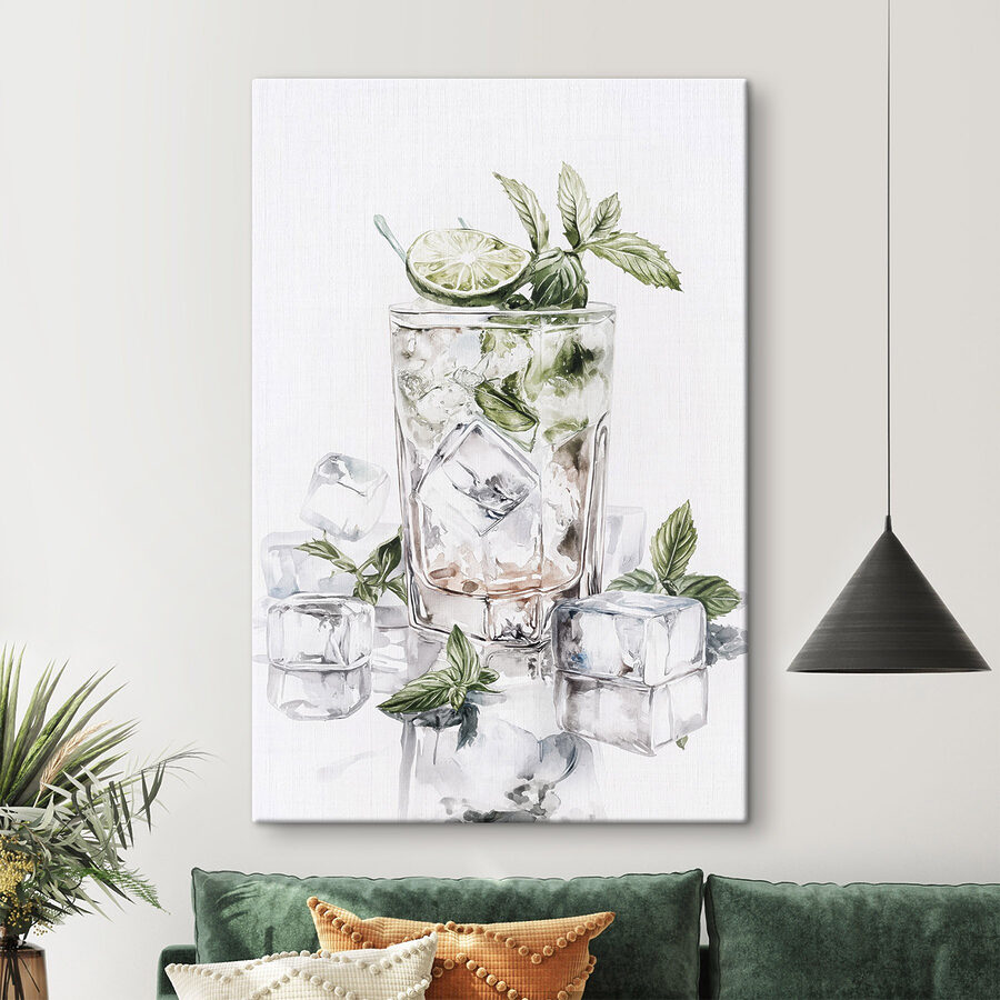 Glas mit Eis und Limette obenauf