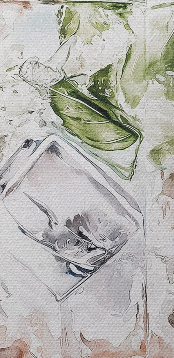Glas mit Eis und Limette obenauf Glas mit Eis und Limette obenauf