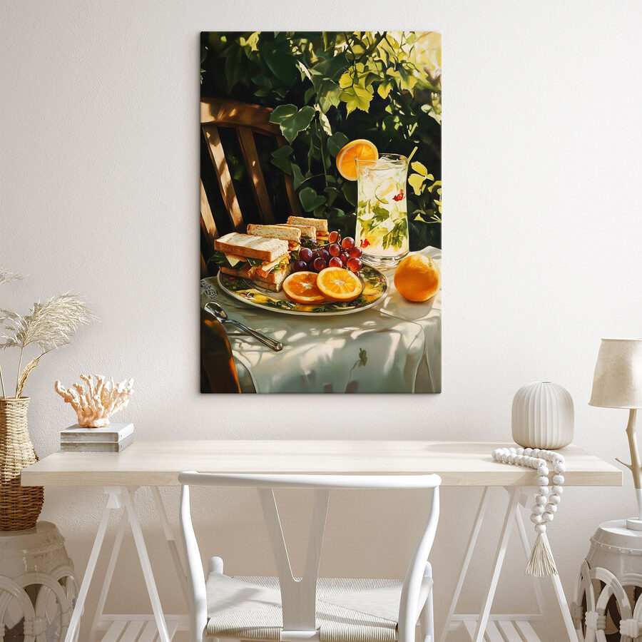 Teller mit belegten Brötchen und Obst auf einem Tisch
