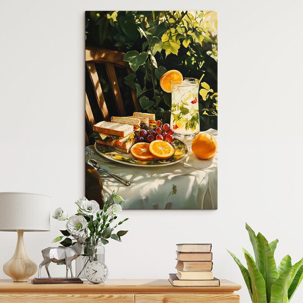 Teller mit belegten Brötchen und Obst auf einem Tisch Teller mit belegten Brötchen und Obst auf einem Tisch