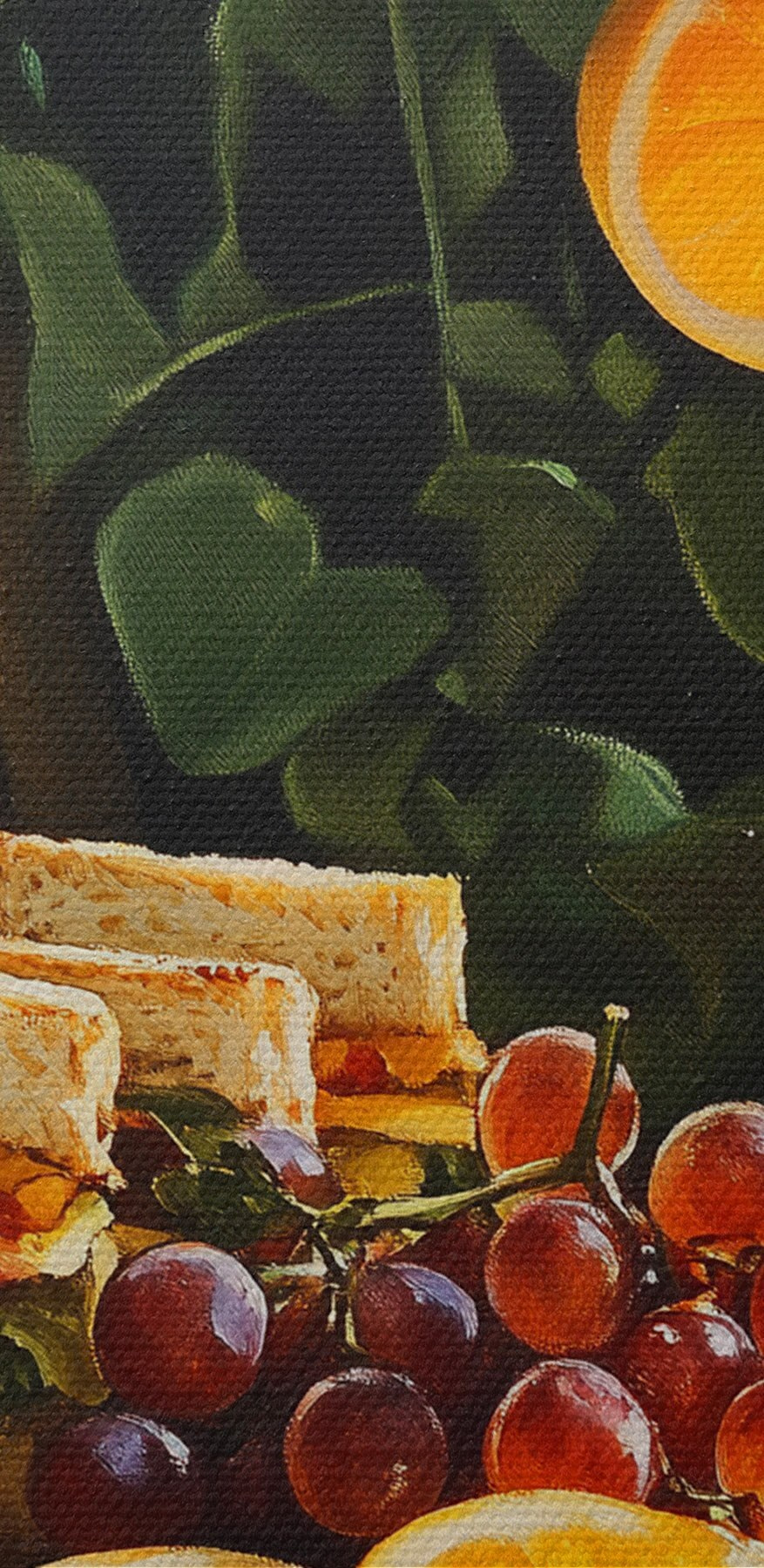 Teller mit belegten Brötchen und Obst auf einem Tisch