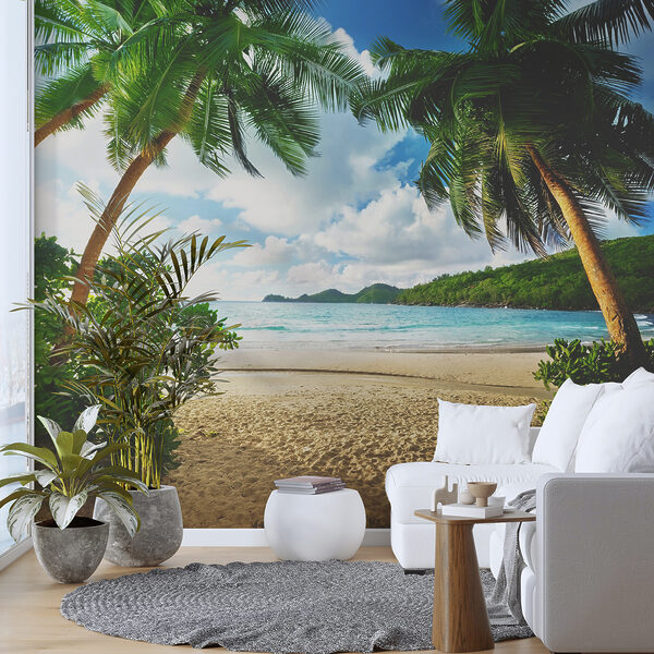 Strand mit Palmen und blauem Wasser Strand mit Palmen und blauem Wasser