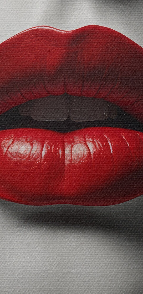 Rote Lippen inmitten eines abstrakten Musters Rote Lippen inmitten eines abstrakten Musters
