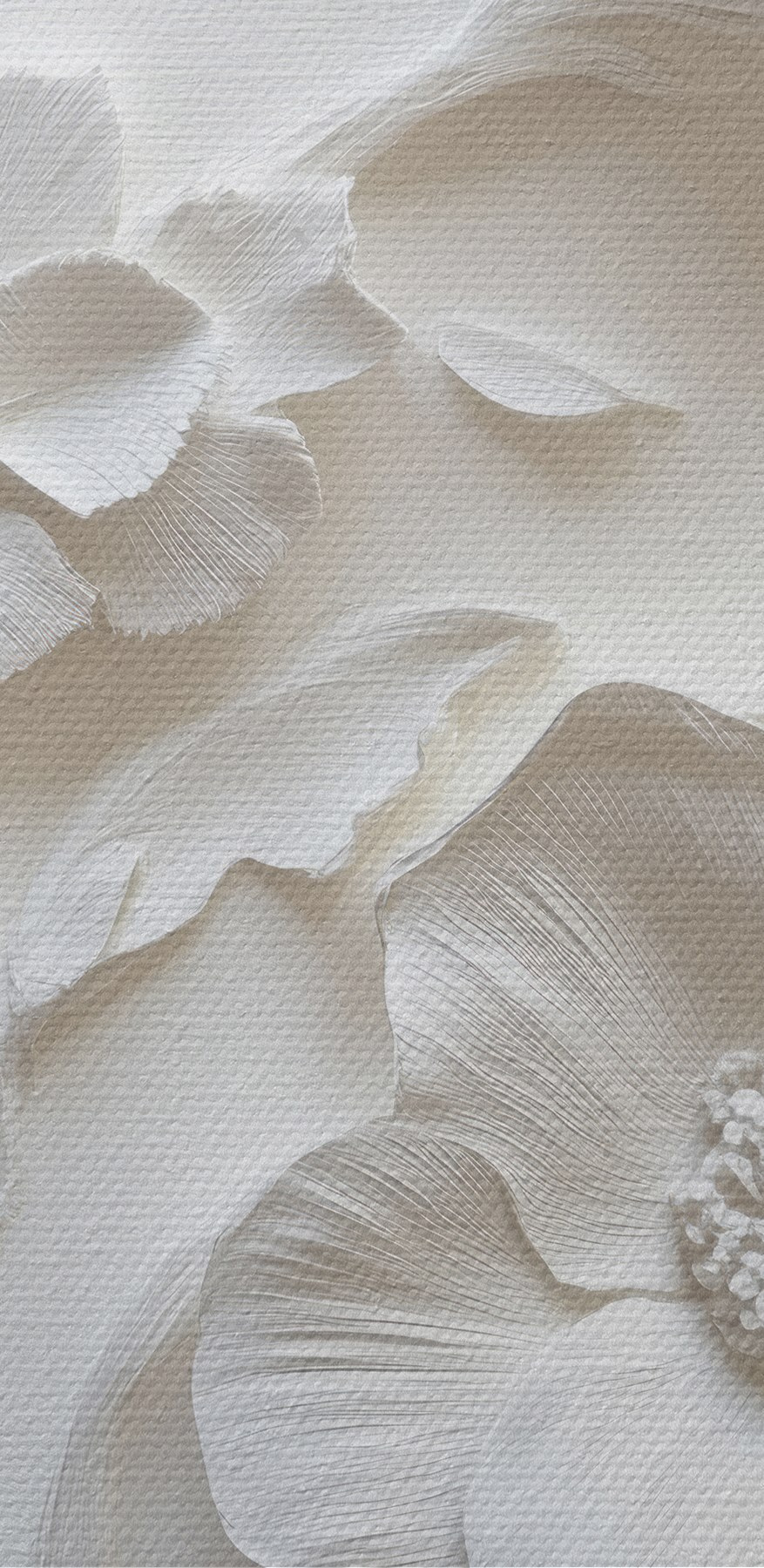 Weiße Wand mit Blumen