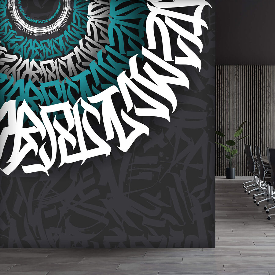 Weißes und blaues Graffiti auf schwarzem Hintergrund