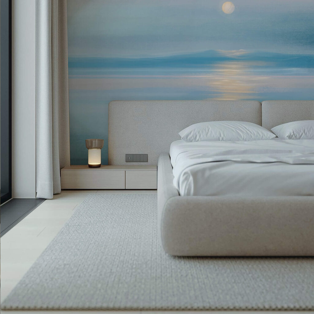 Mond über einer Wasserfläche