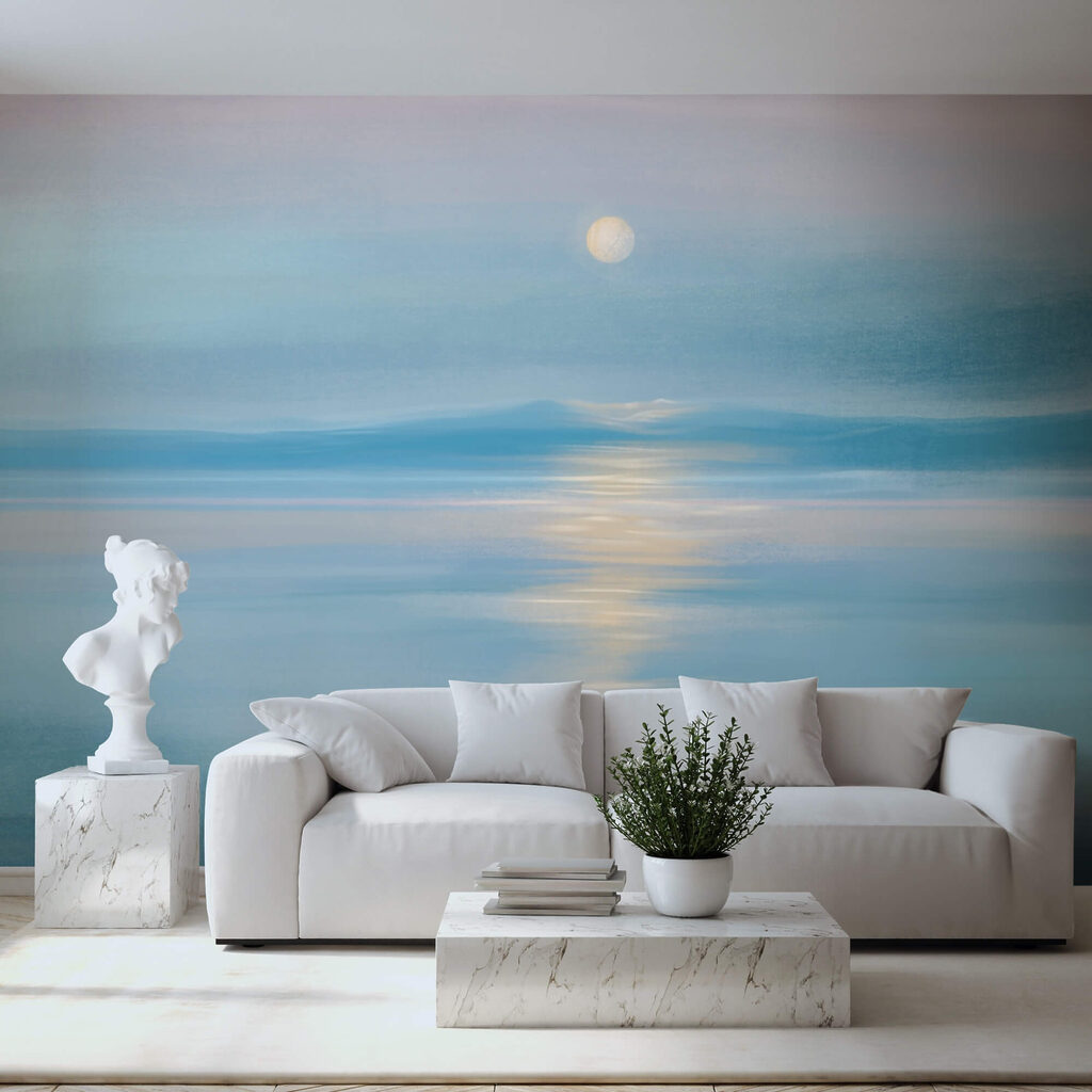 Mond über einer Wasserfläche