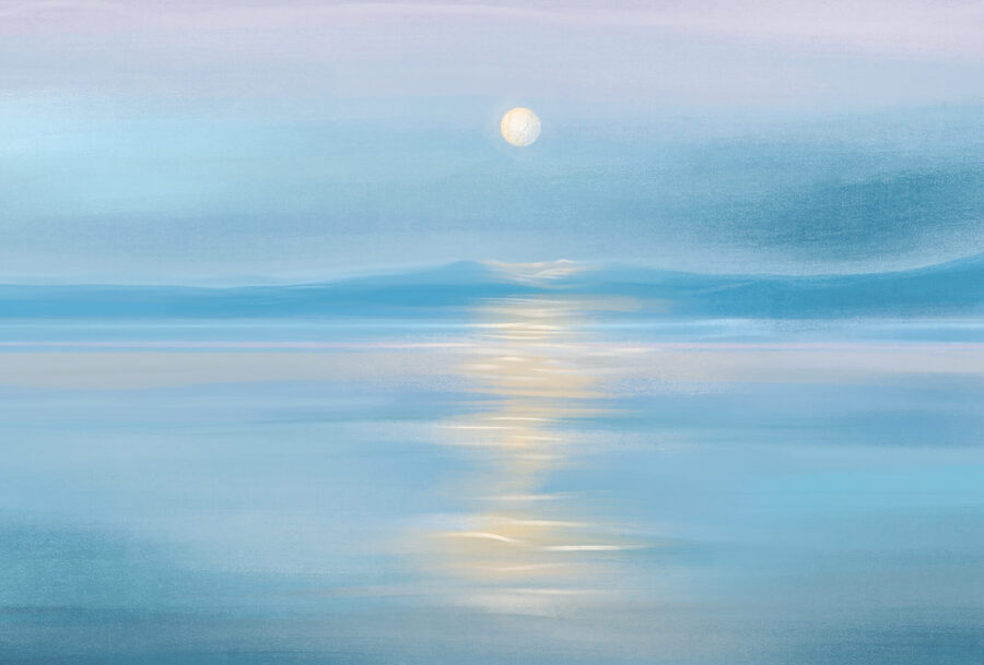Mond über einer Wasserfläche