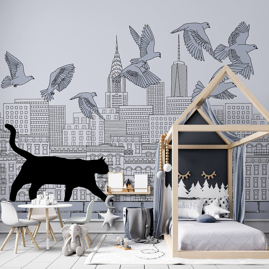 Katze, die auf einer Mauer läuft, während am Himmel Vögel fliegen